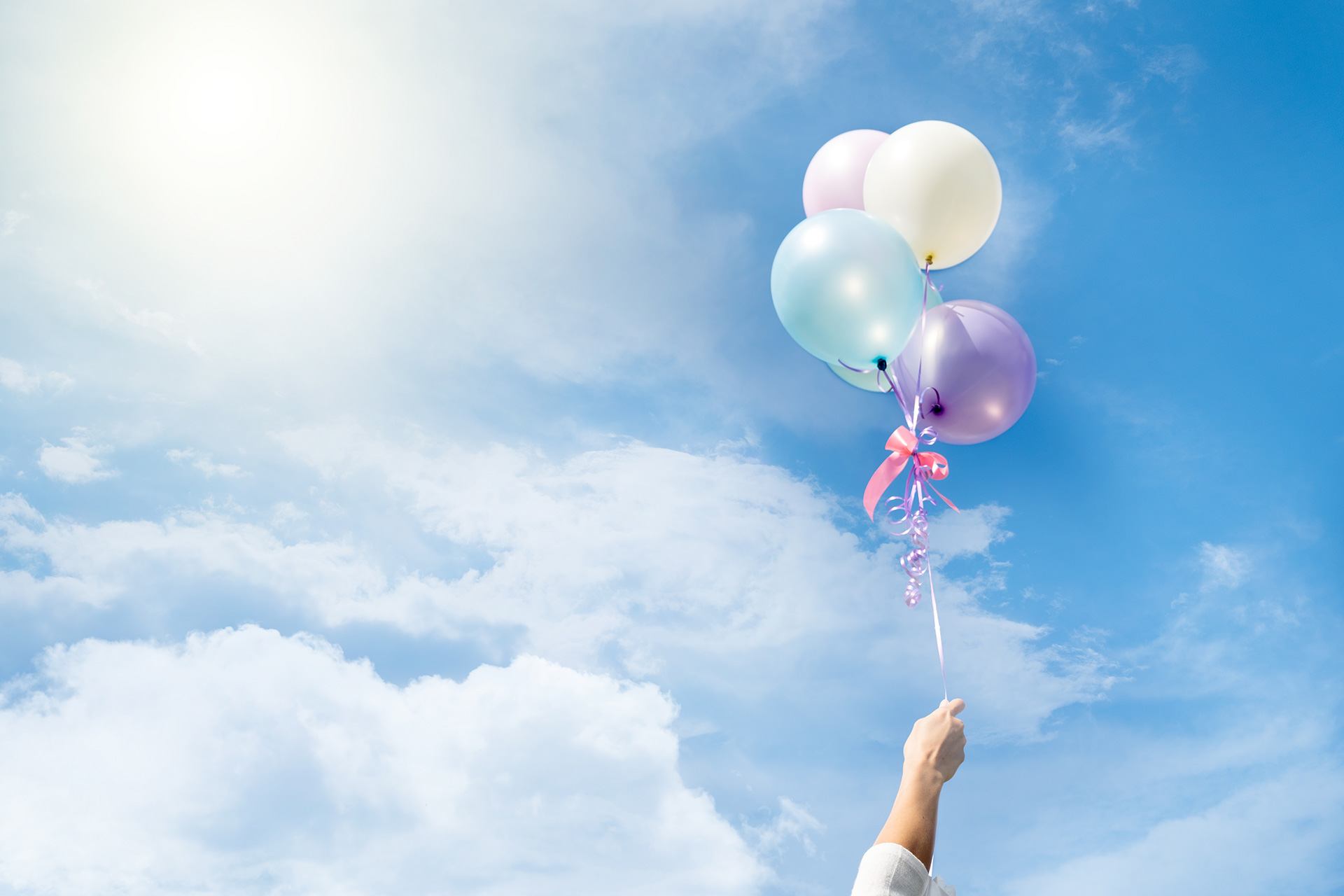 colorful-balloons-flying-sky