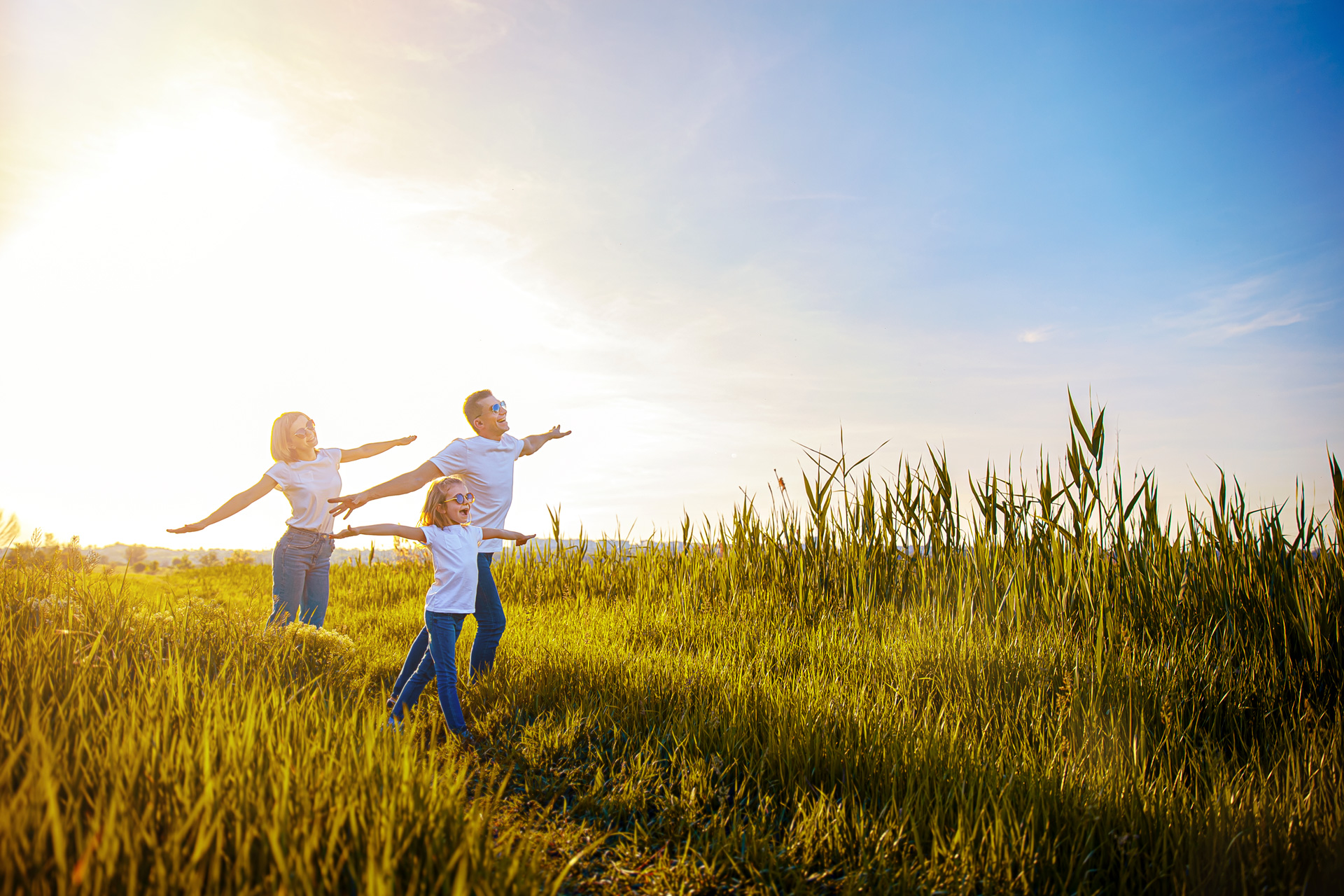 happy-family-white-t-shirts-sunglasses-jeans-park